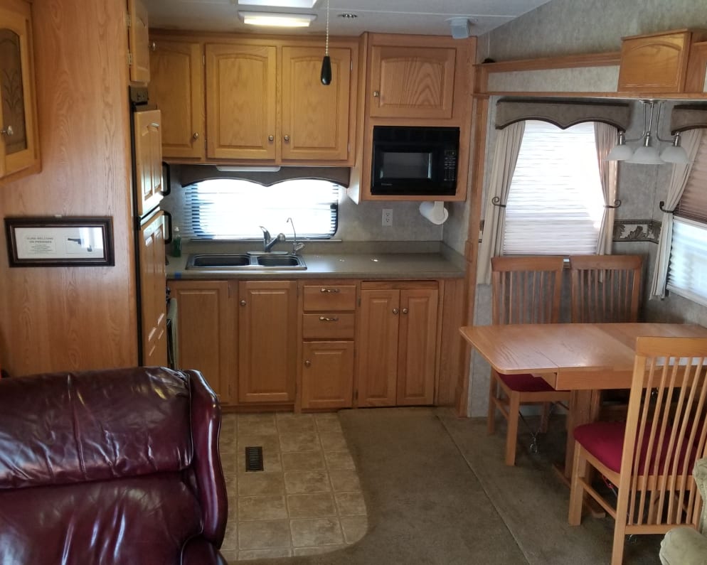 2005 Fifth Wheel RV for Rent in Rogers, AR