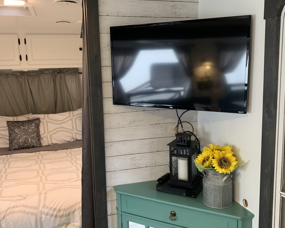 1999 Alumascape  by Holiday Rambler for rent in 97146