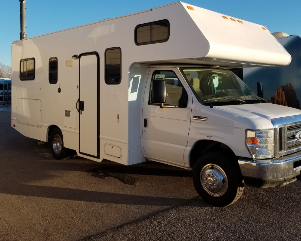 2015 Thor Motor Coach Four Winds Majestic available for rent in Denver Colorado