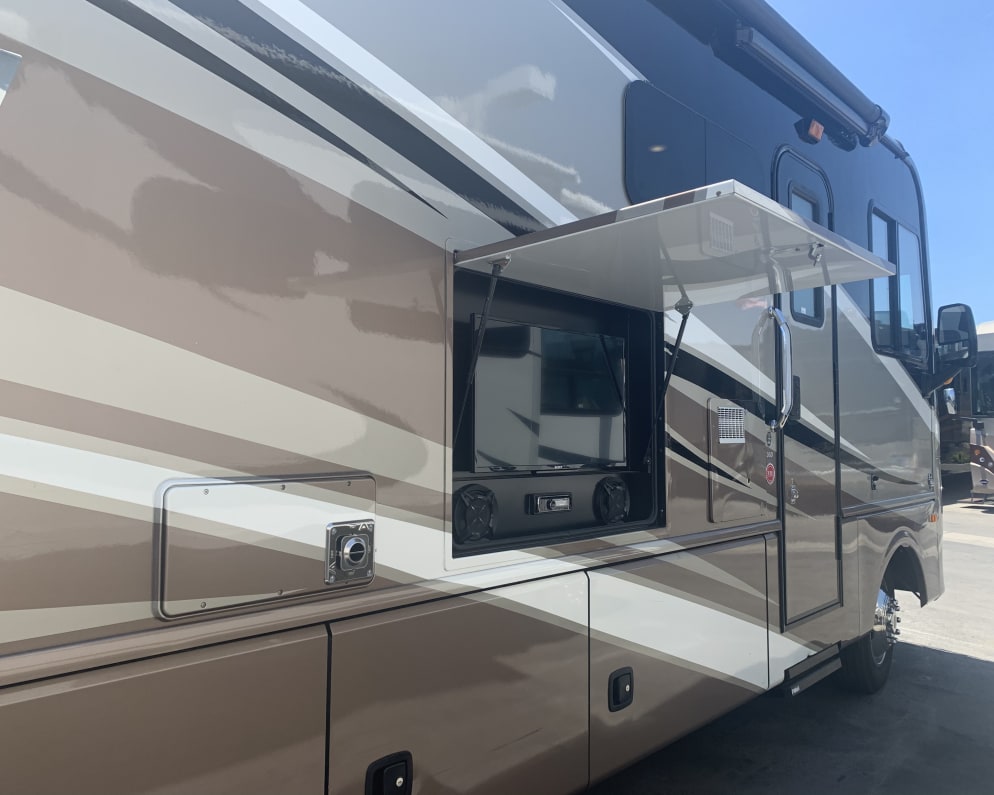 2016 Class A RV for Rent in Huntington Beach, California - RVUSA.com