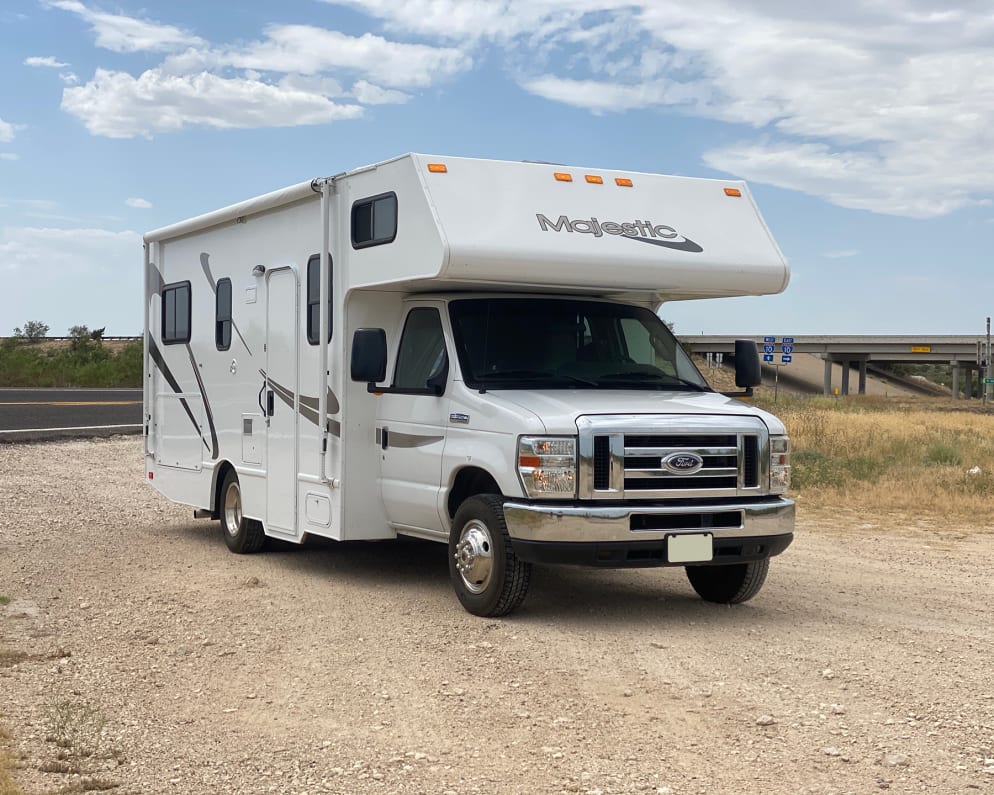 2015 Thor Motor Coach Four Winds Majestic available for rent in Peoria Arizona
