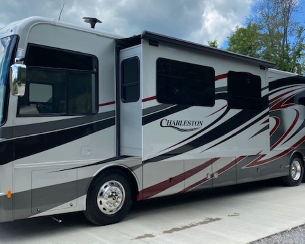 2015 Charleston Charleston Motorhome available for rent in Grand Rapids Ohio
