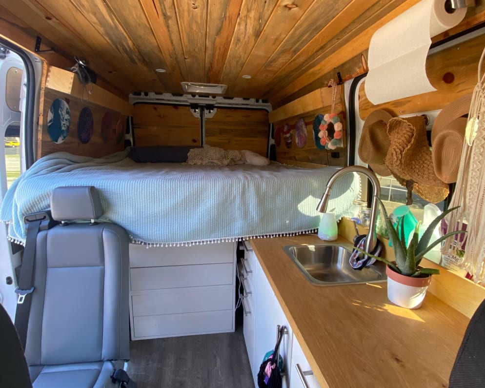 2017 Class B RV for Rent in Quincy, Illinois