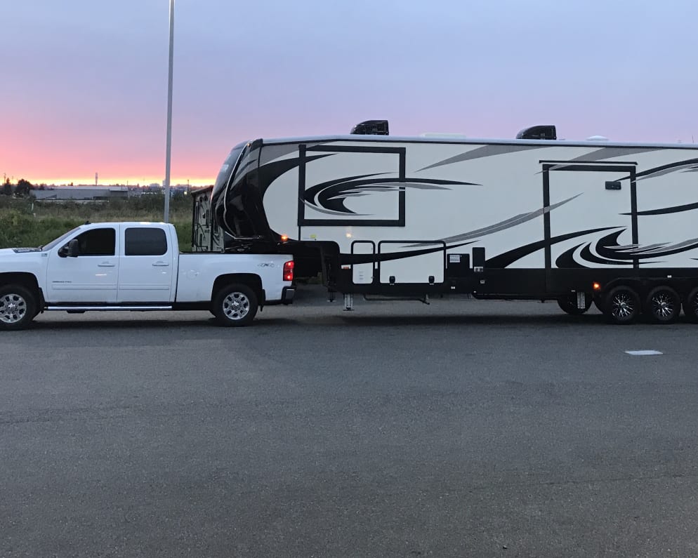 2017 Heartland Road Warrior available for rent in Shiner Texas