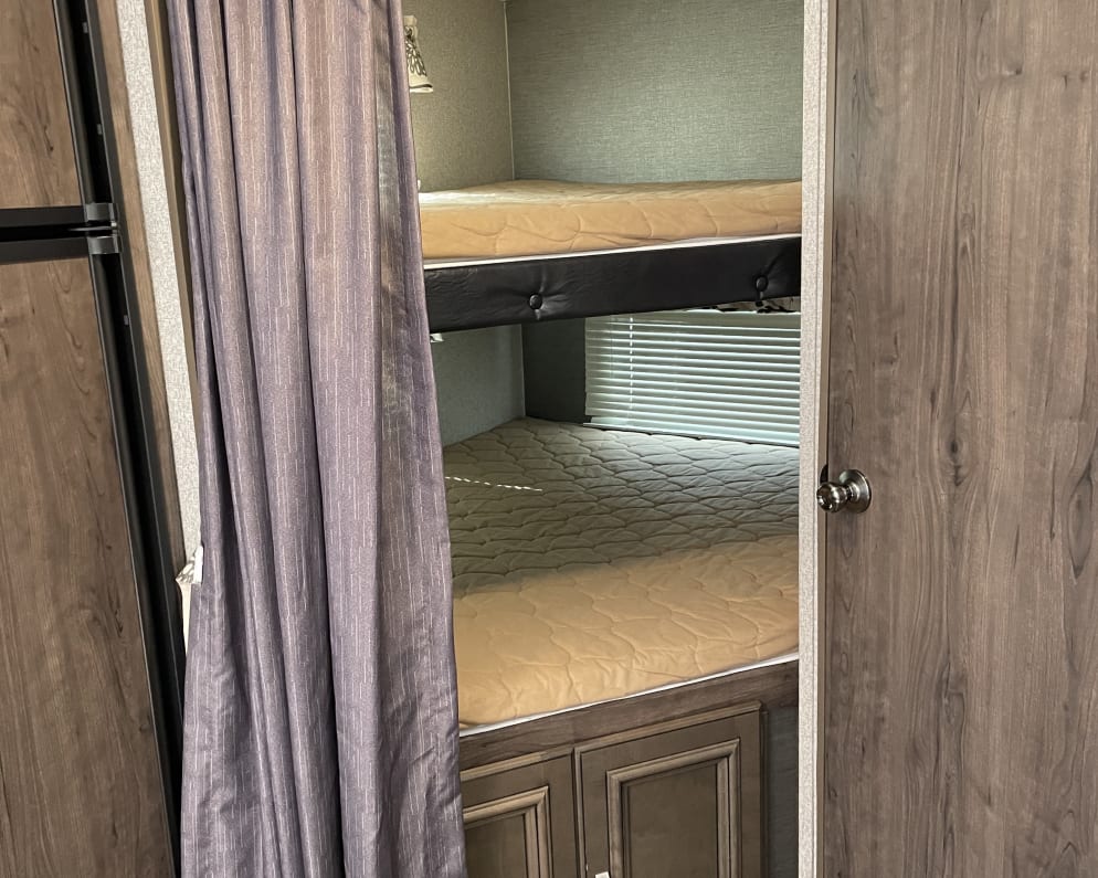 2018 Passport 2400BHWE  by Keystone for rent in 95823