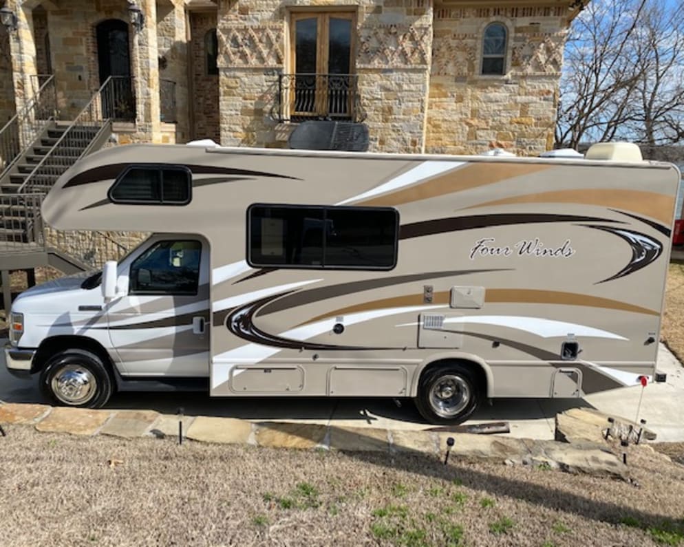2013 Four Winds  by Thor Motor Coach for rent in 76087