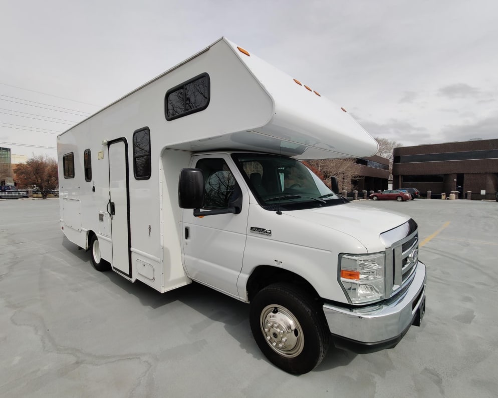2017 Thor Motor Coach Four Winds Majestic