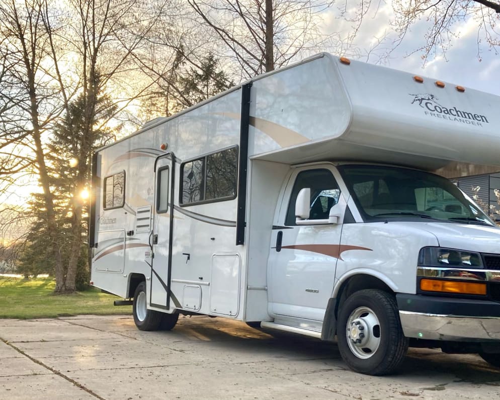 This rig is road ready with 6 brand new tires, Campin&#39; Cozy Edition insulation and an onboard generator. At 24 feet short, it glides like an SUV. 