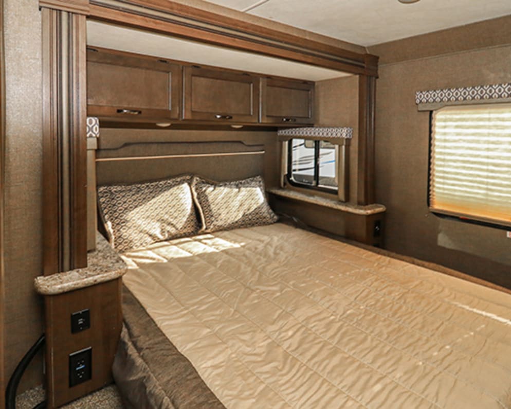2019 Freedom Elite  by Thor Motor Coach for rent in 