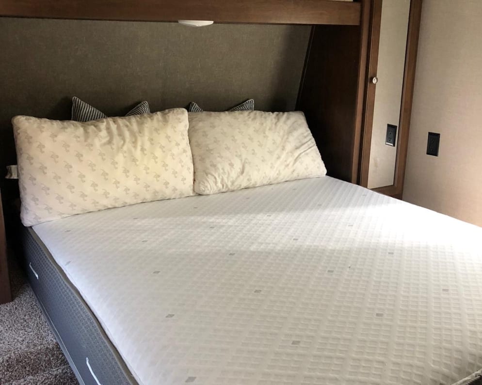 2017 32 BHTS  by Keystone Hideout for rent in 53913