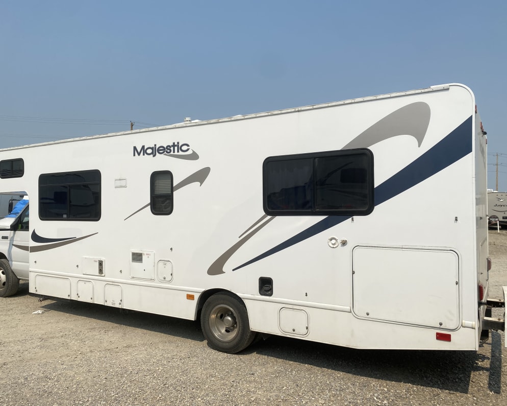 2012 Thor Motor Coach Four Winds Majestic available for rent in Calgary Alberta