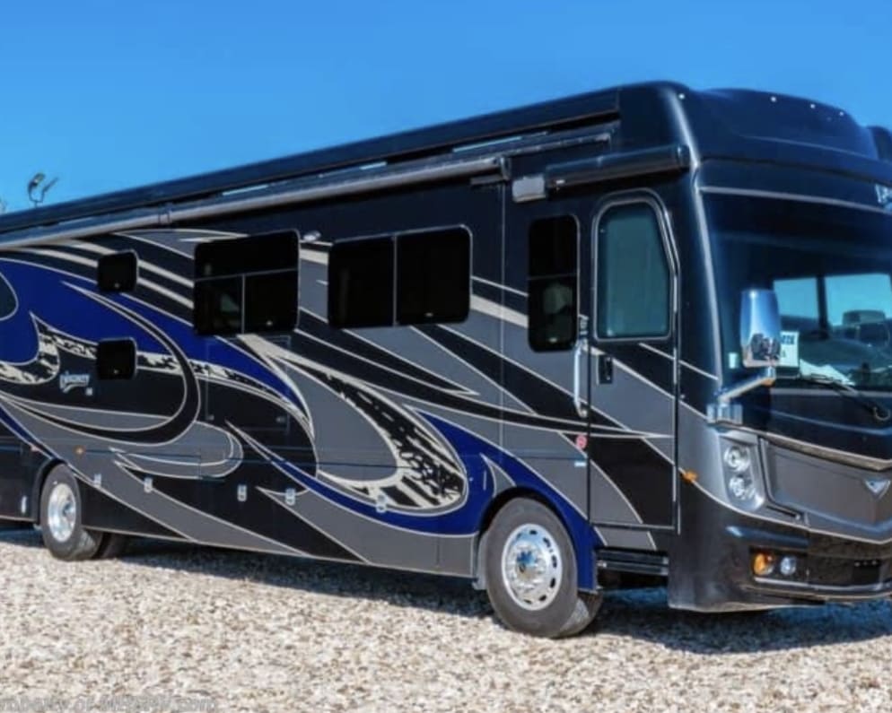 Luxurious Class A Fleetwood Discovery LXE