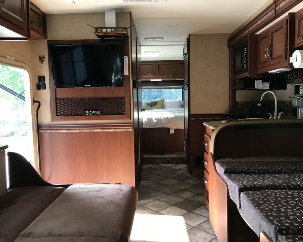 2015 Freedom Elite  by Thor Motor Coach for rent in 56401