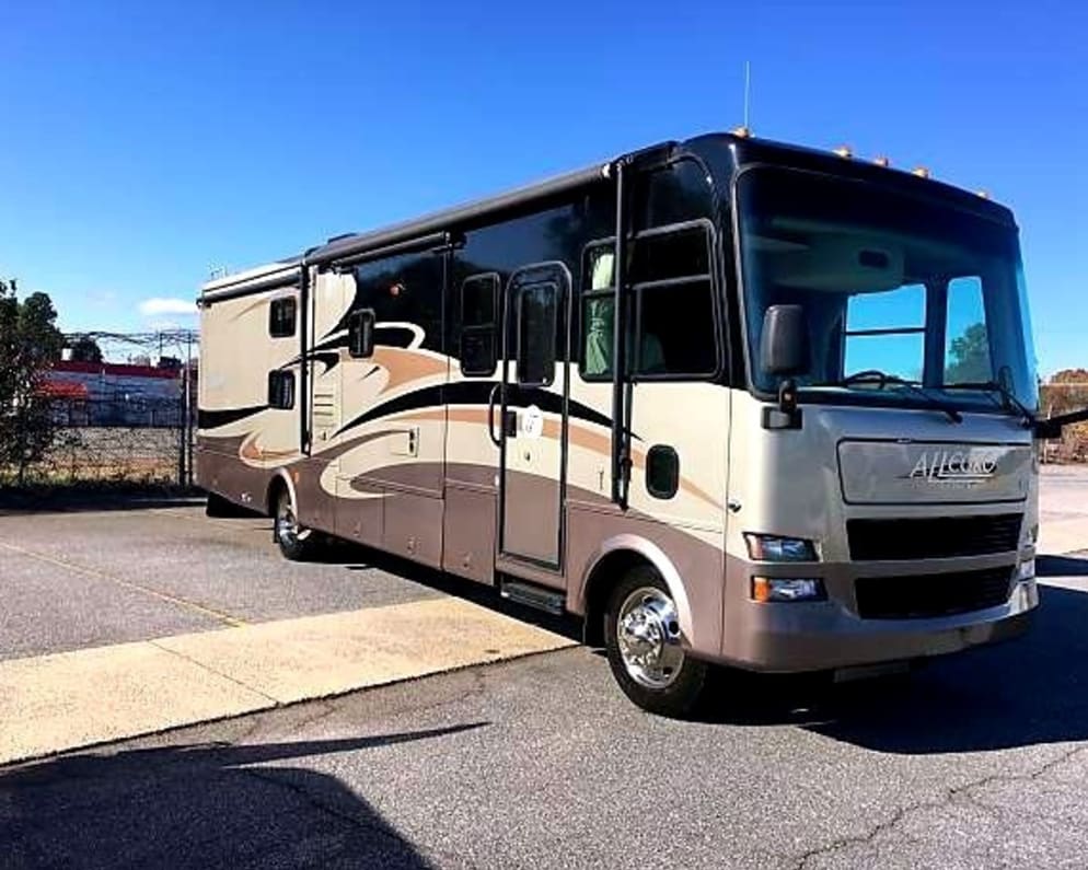 Full body paint is an expensive option that adds so much to the classic look of a true Motor Coach. 35&#39; of pure beauty.