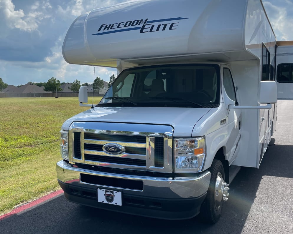 2022 Freedom Elite  by Thor Motor Coach for rent in 72712