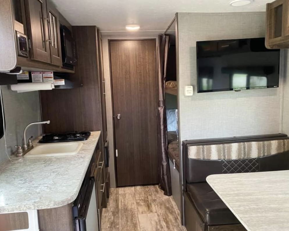 2018 Zinger  by Crossroads for rent in 45402