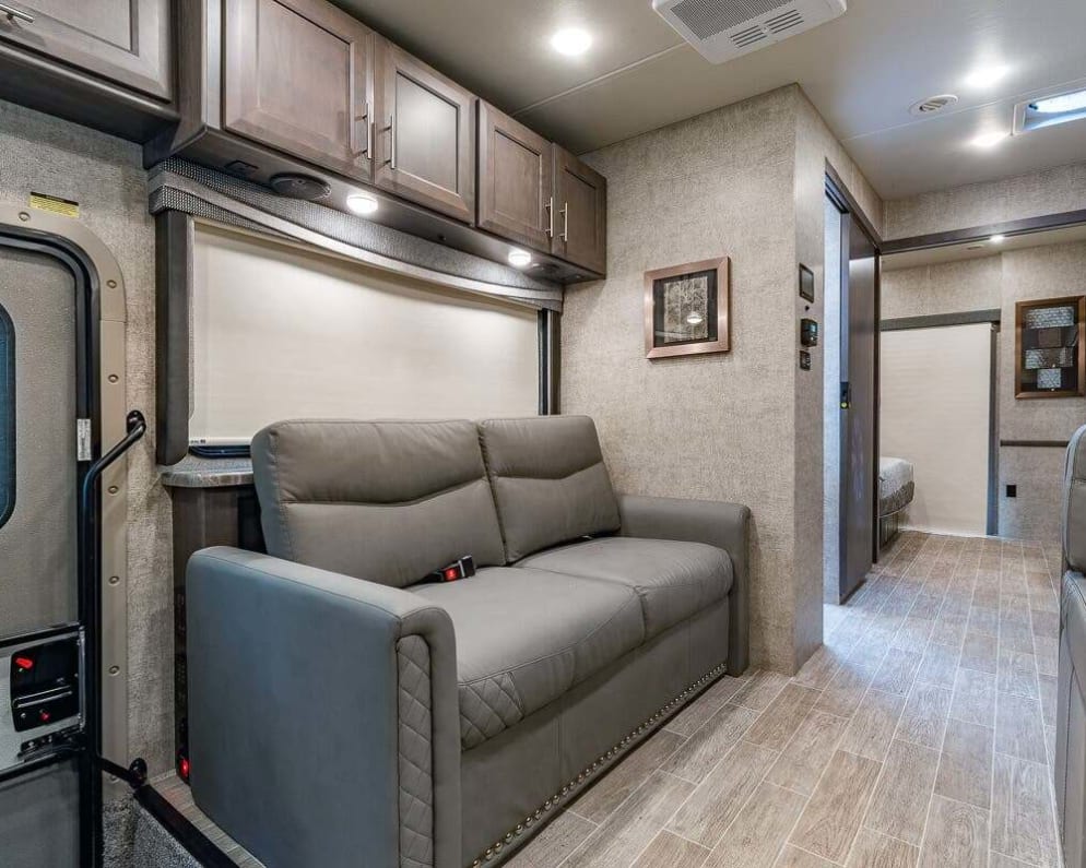2022 Thor Motor Coach Outlaw