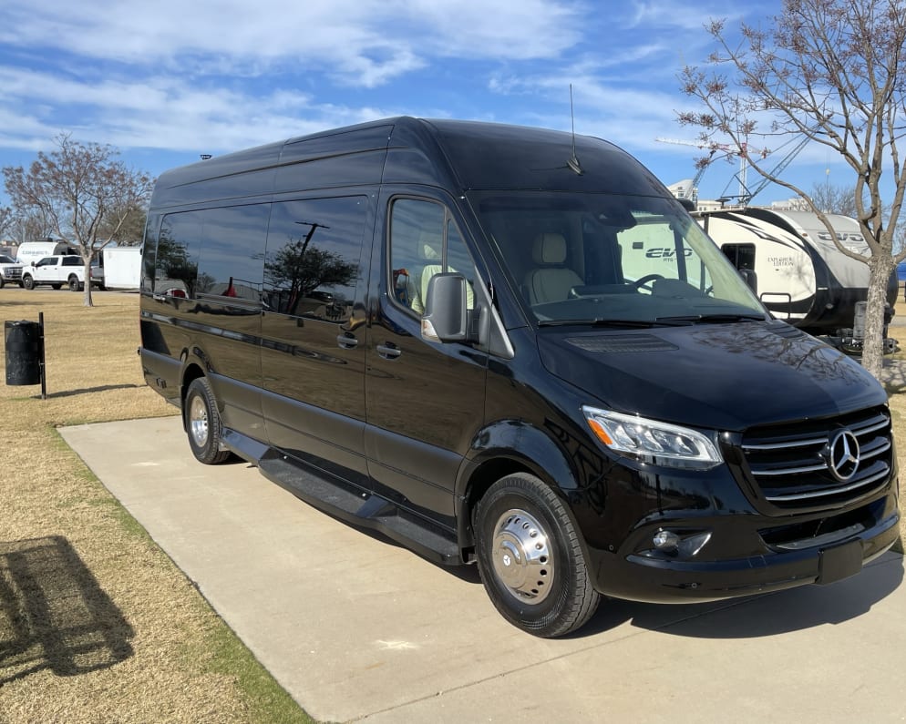 2022 Ultimate Toys Ultimate Coach
