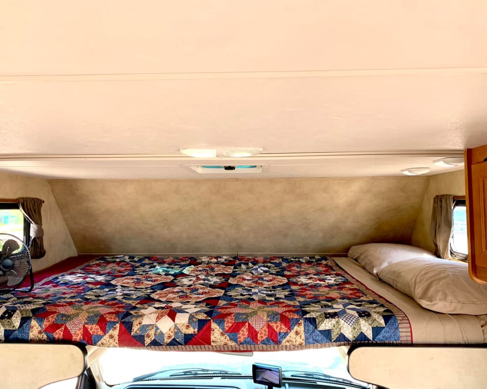 2016 Four Winds Majestic  by Thor Motor Coach for rent in G1X 4T1