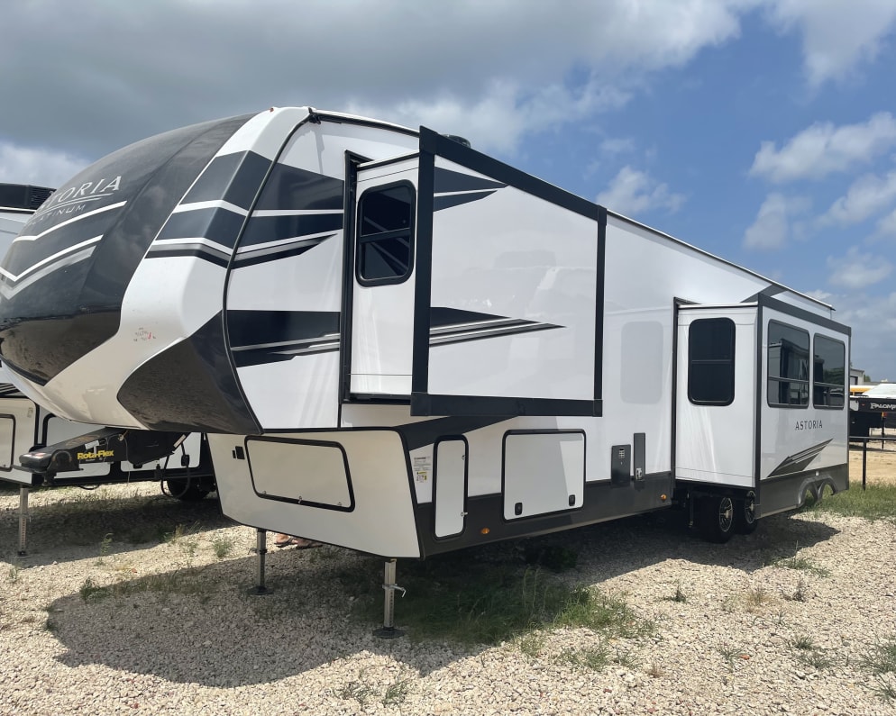 2021 Fifth Wheel RV for Rent in Bruceville, Texas
