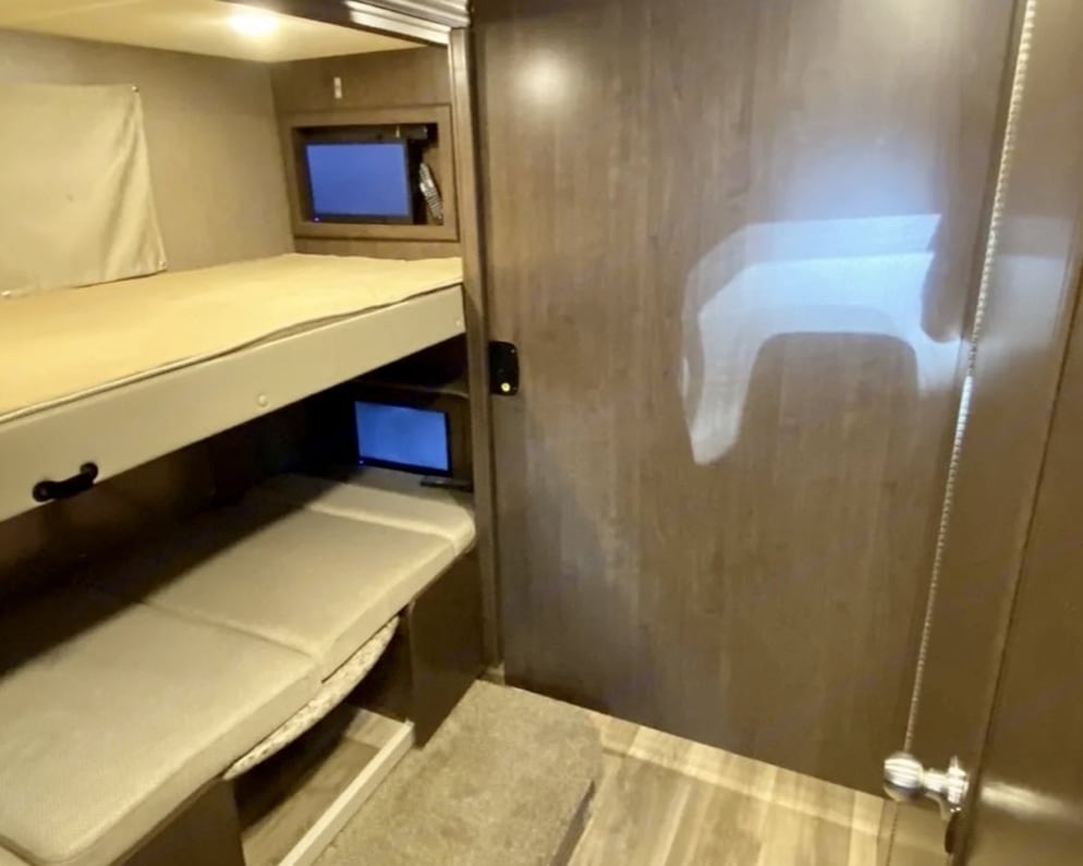 2019 Freedom Elite  by Thor Motor Coach for rent in 72764