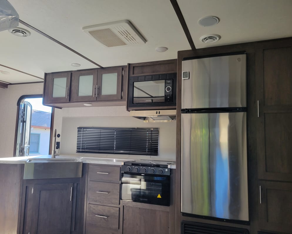 2021 263 BH Lantern Edition  by Coleman for rent in 91345