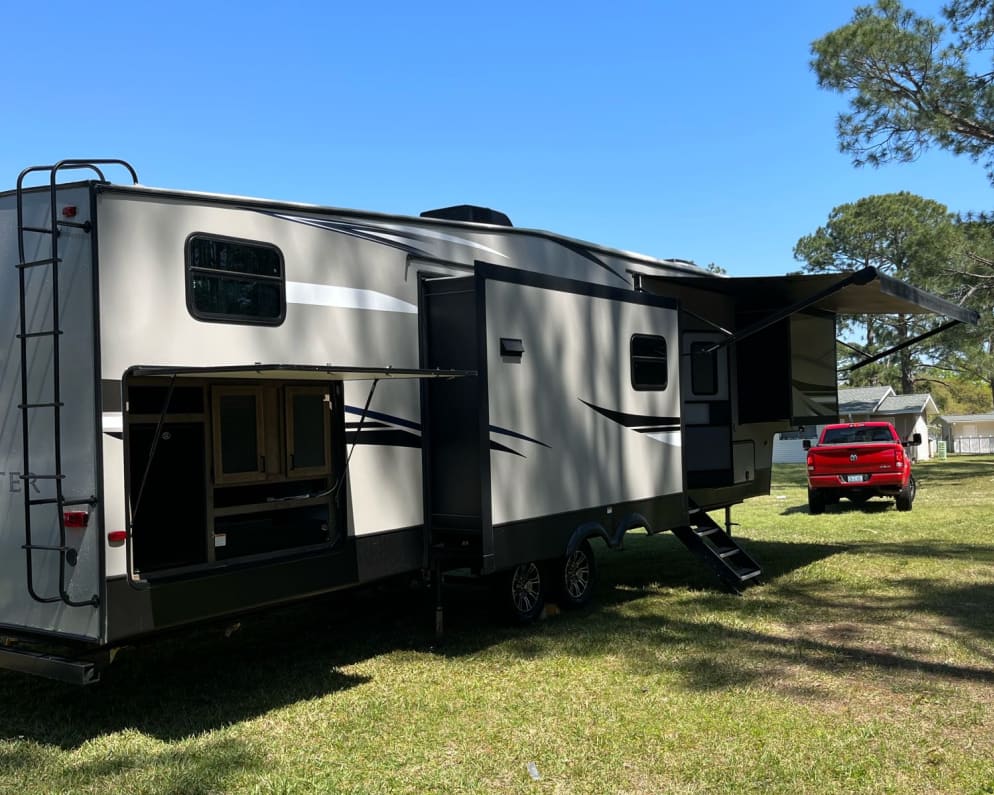 2021 Fifth Wheel RV for Rent in Hubert, North Carolina