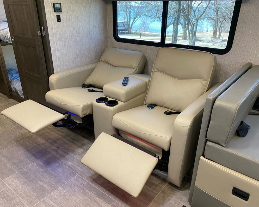 2022 Coachmen Mirada  by Forest River for rent in 66227