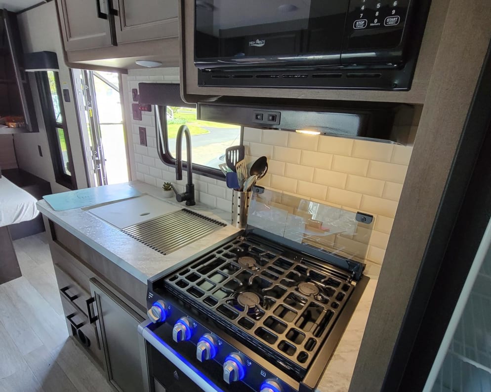2022 Rocky Mountain Edition  by Jayco for rent in 97008