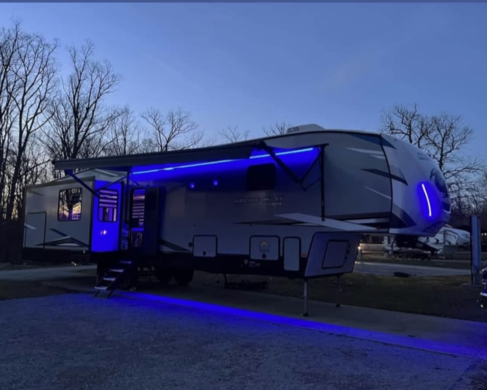 2022 Fifth Wheel RV for Rent in London, Kentucky