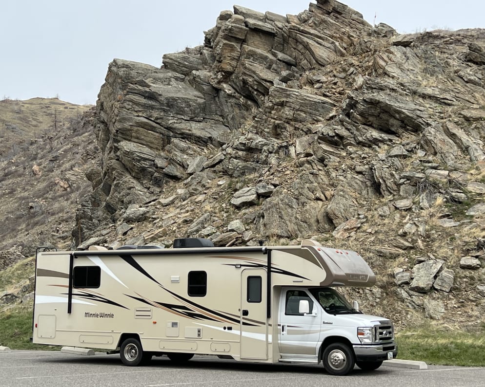 Like new, this 32 foot RV is the perfect length to give you plenty of room to Adventure while still being compact enough to make it easy to drive.