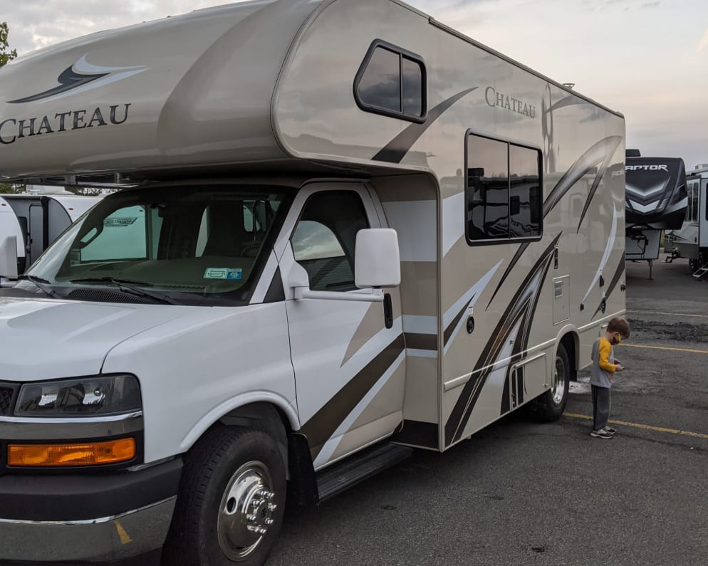 This unit is practically New! Big enough to live large, small enough for easy navigation! This RV is JUST RIGHT!