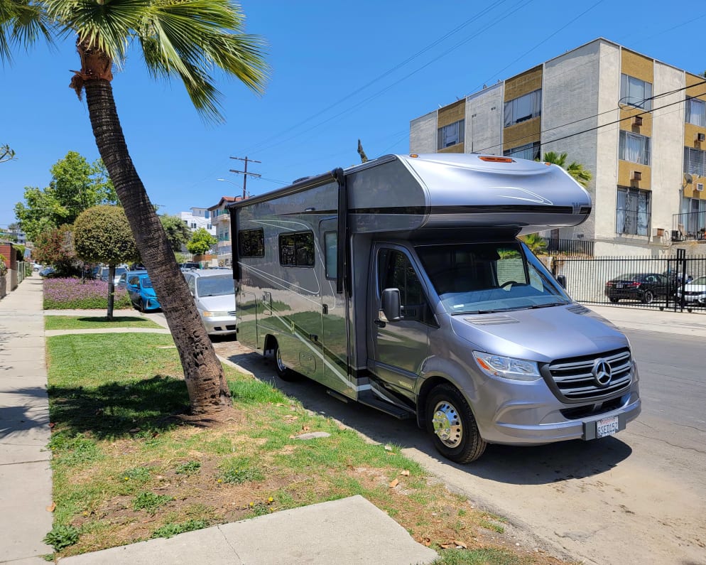 2020 Class C RV for Rent in Los Angeles, California - RVUSA.com