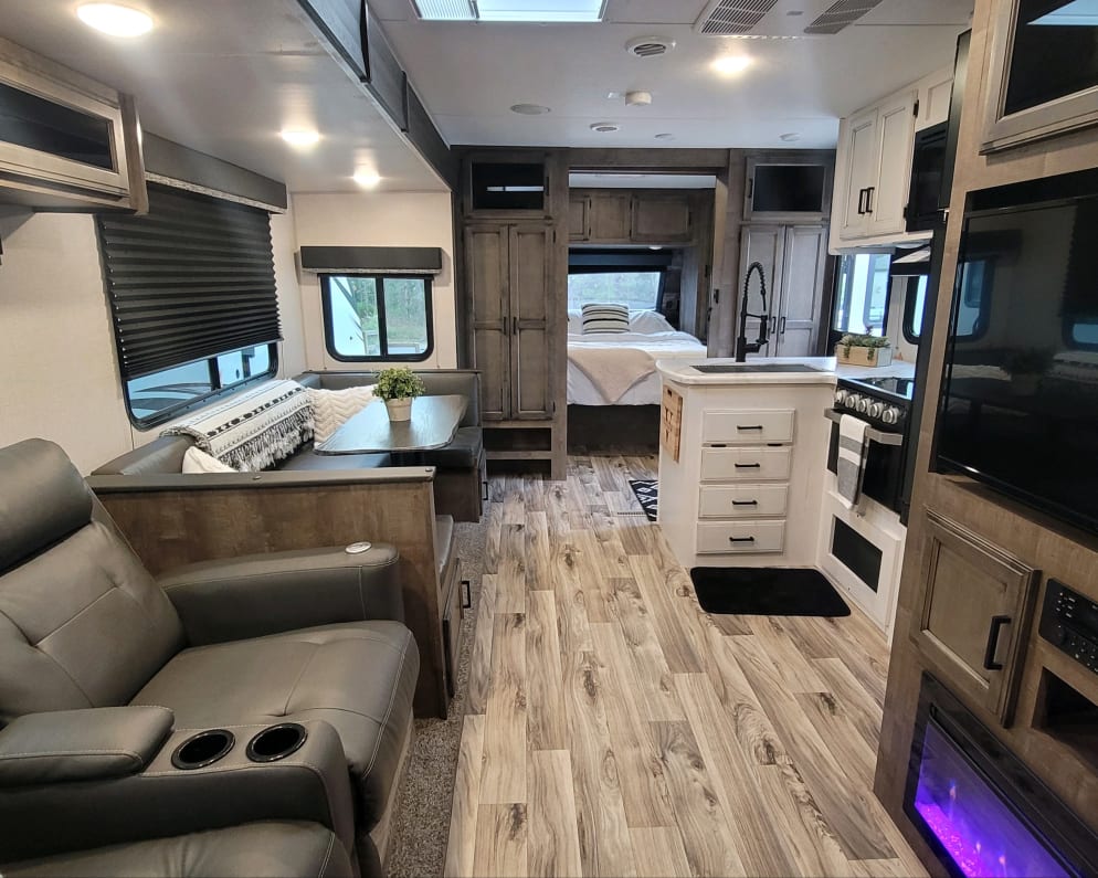 2021 Venture ST332VBH
