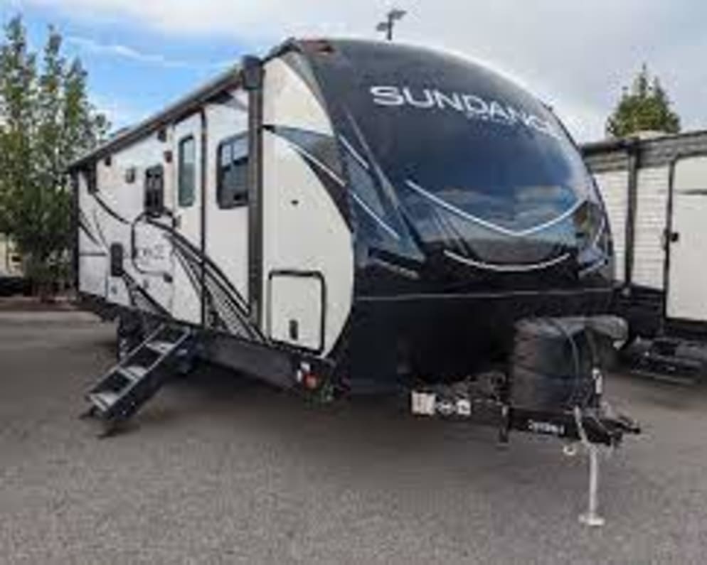 An exquisite RV that is comfortable and roomy! Lease this beautiful 24&#39; Sundance trailer for the vacation you&#39;ll be sure to remember! 