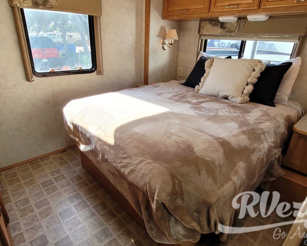 2007 Winnebago Chalet Class C for rent in San Diego California