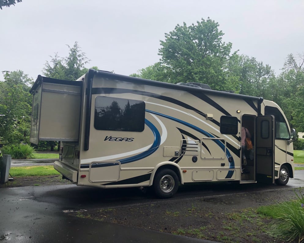 2017 Thor Vegas Class A for rent in Rialto California
