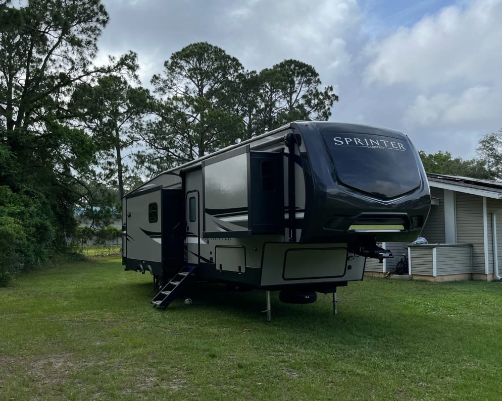 2021 Fifth Wheel RV for Rent in Hubert, North Carolina