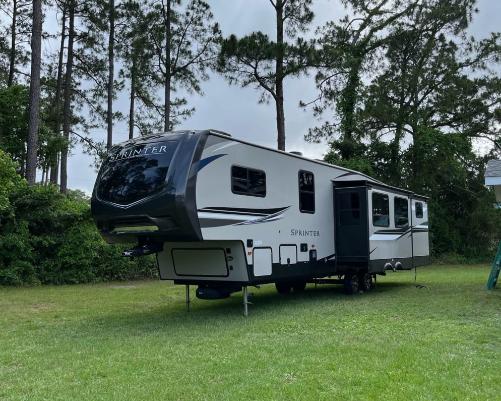 2021 Fifth Wheel RV for Rent in Hubert, North Carolina