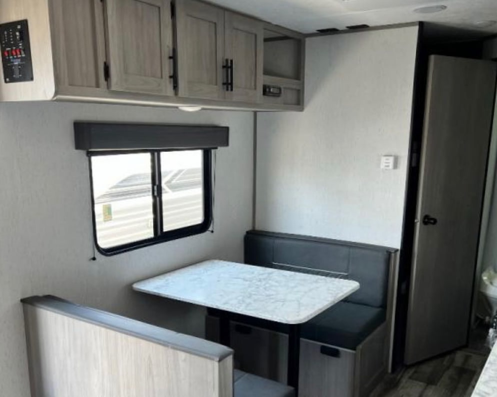 2022 Coleman Lantern LT  by Dutchmen for rent in 24077