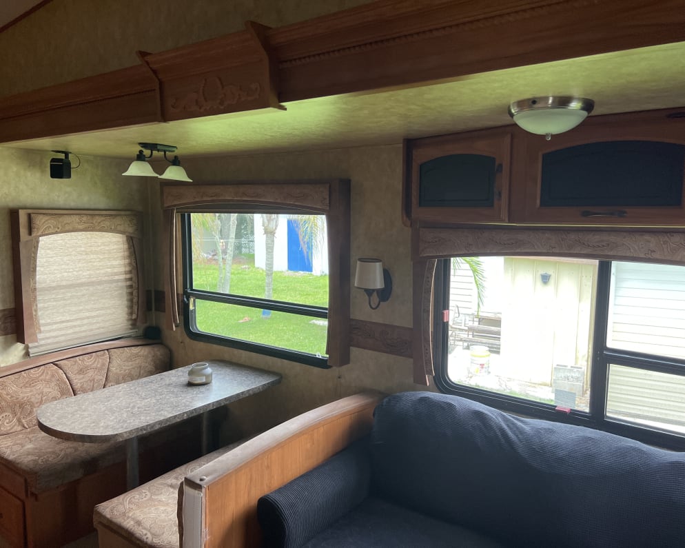 2009 Fifth Wheel RV for Rent in Ruskin, Florida