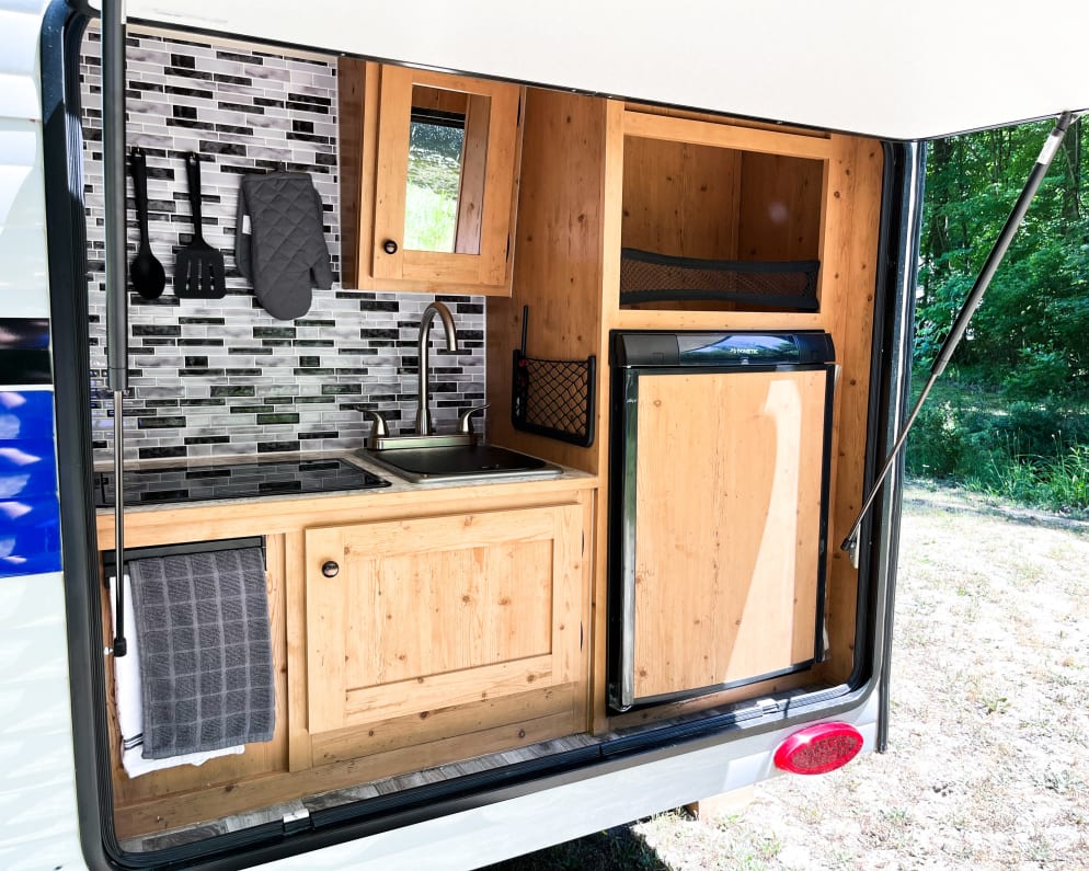 2021 Sunset Park and RV 2021 Sunray 115 (similar to Sunray 109) Travel Trailer for rent in West Olive Michigan