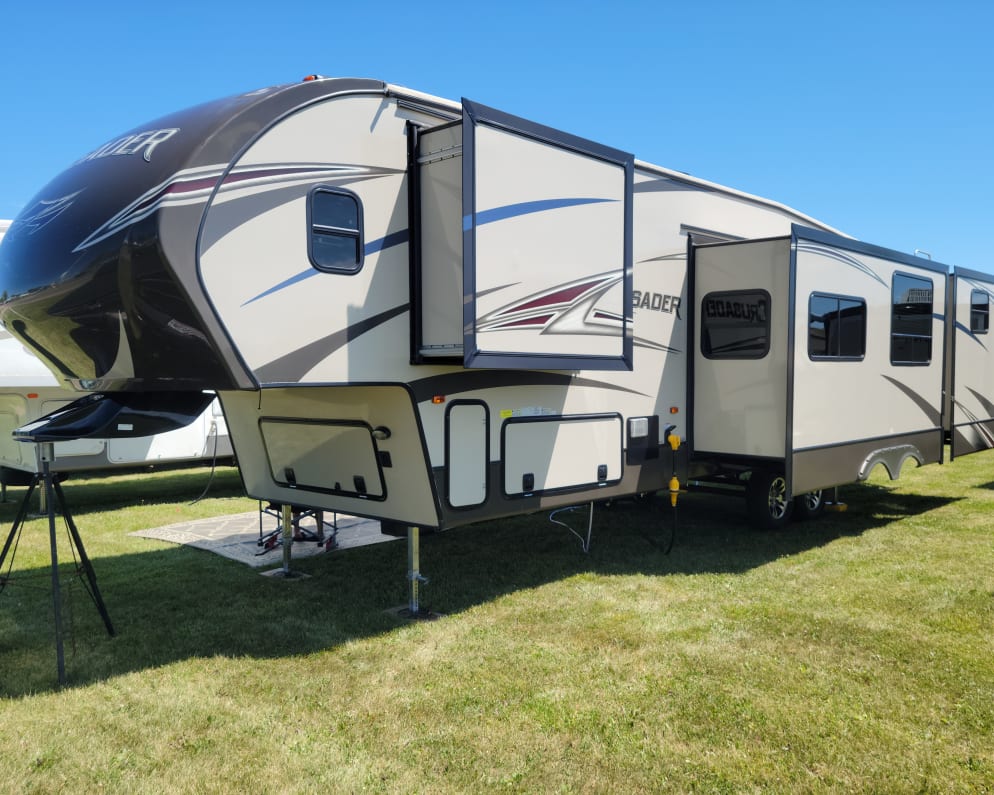 2016 Fifth Wheel RV for Rent in Edgar, Wisconsin