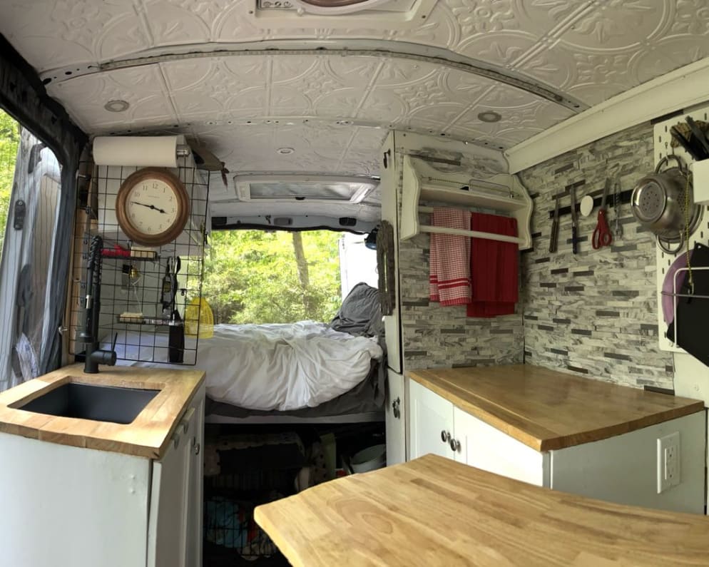 2016 Class B RV for Rent in Carbondale, Illinois