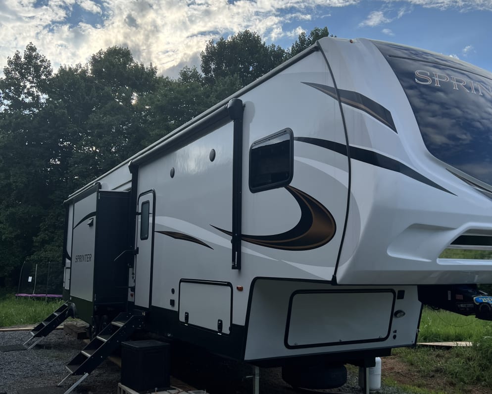 2021 Fifth Wheel RV for Rent in Dobson, North Carolina