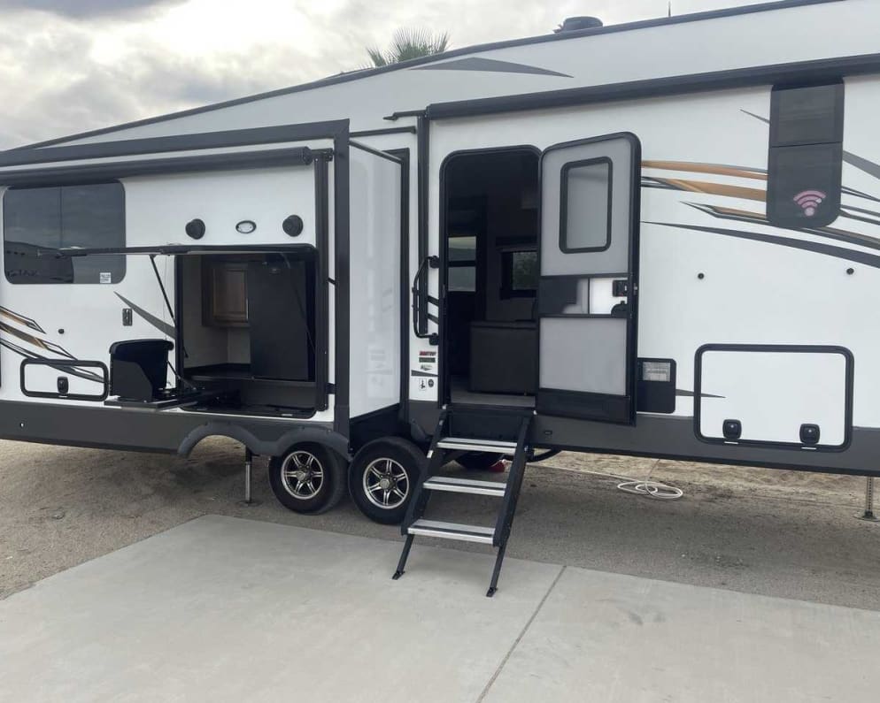 2019 Fifth Wheel RV for Rent in Azusa, California