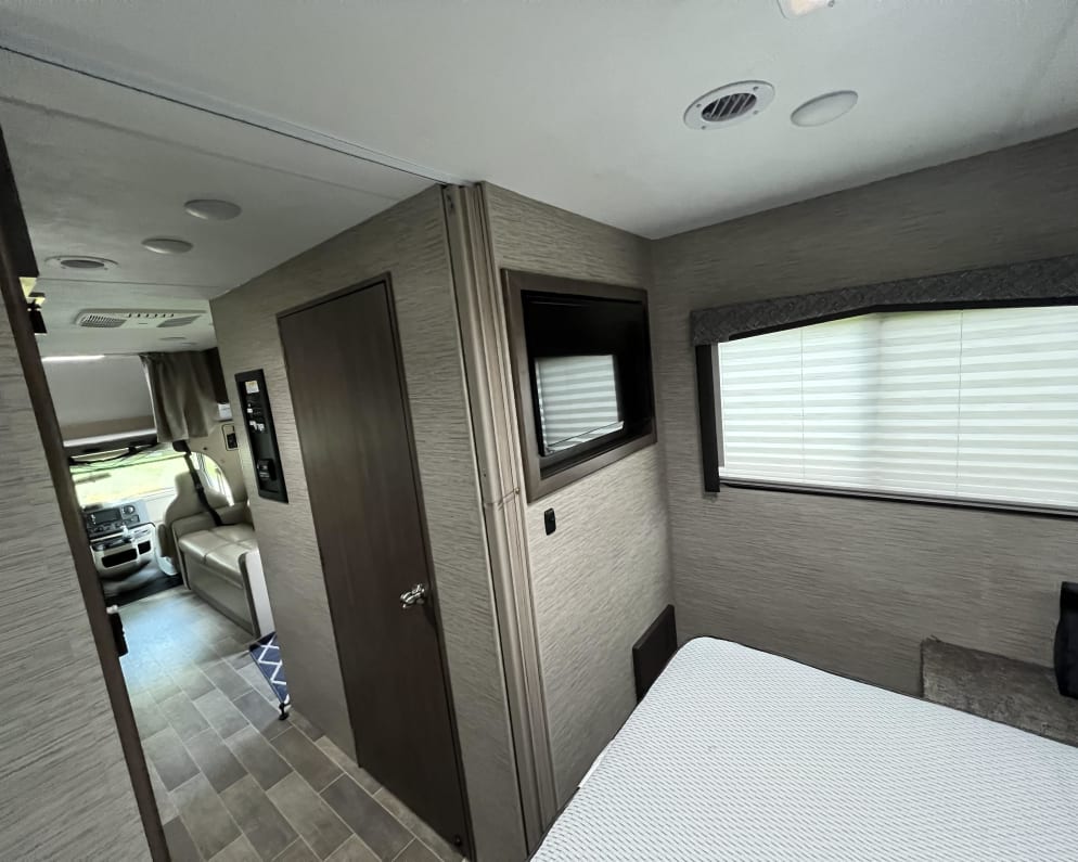 2022 Class C RV for Rent in Warrenville, Illinois