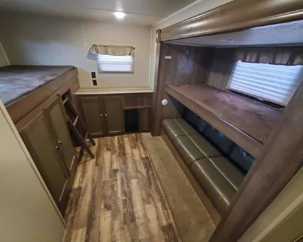 2017 Palomino 32DBKS available for rent in Keatchie Louisiana