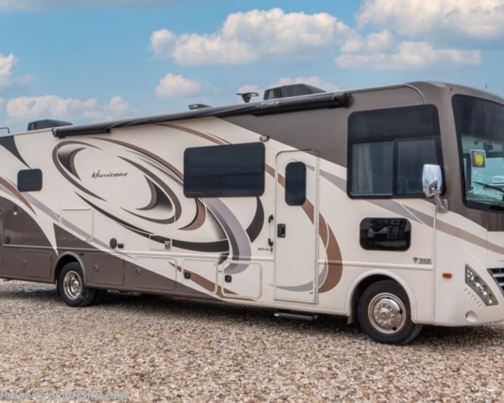 2017 Thor Hurricane Class A RV for Rent in Springfield, Missouri ...