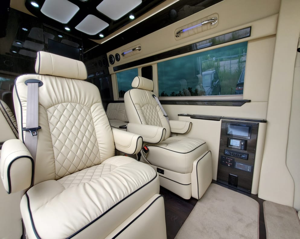 Class B RV for Rent in New Berlin, Wisconsin